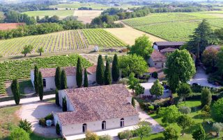 Vue aérienne du Château Turcan, domaine viticole Luberon