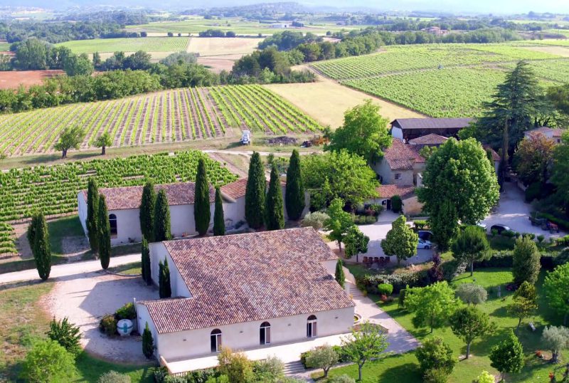 Vue aérienne du Château Turcan, domaine viticole Luberon